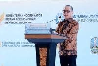 Menteri Pelindungan Pekerja Migran Indonesia (P2MI) Mukhtarudin dalam Akad Massal KUR di Surabaya, Selasa (21/10/2025). (ANTARAFOTO/Moch Asim)