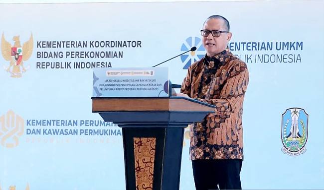 Menteri Pelindungan Pekerja Migran Indonesia (P2MI) Mukhtarudin dalam Akad Massal KUR di Surabaya, Selasa (21/10/2025). (ANTARAFOTO/Moch Asim)