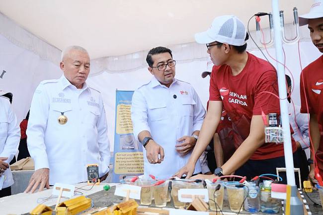 Menteri Ekonomi Kreatif Teuku Riefky Harsya mewakili Presiden RI Prabowo Subianto melakukan peninjauan sekaligus meresmikan Sekolah Garuda Transformasi di SMAN Banua, Banjarmasin, Kalimantan Selatan pada Rabu (8/10/2025). (SI/ANTARA/Dok KemenEkraf/Bekraf)