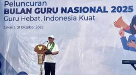 Menteri Pendidikan Dasar dan Menengah (Mendikdasmen) Abdul Mu'ti membuka kegiatan Peluncuran Bulan Guru Nasional 2025 di SLB-A Pembina Tingkat Nasional Jakarta, Jakarta Selatan pada Jumat (31/10/2025). (ANTARA/Hana Kinarina)