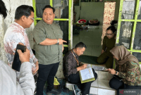 Anggota Badan Pengawas Pemilu Kalimantan Selatan Akhmad Mukhlis (kedua kiri) bersama Ketua Bawaslu Banjarmasin Muhammad Fachrizanoor (kiri) menyaksikan pelaksanaan pemutakhiran data pemilih berkelanjutan di Kota Banjarmasin, Kalsel, Kamis (9/10/2025). (ANTARA/Rio Feisal)