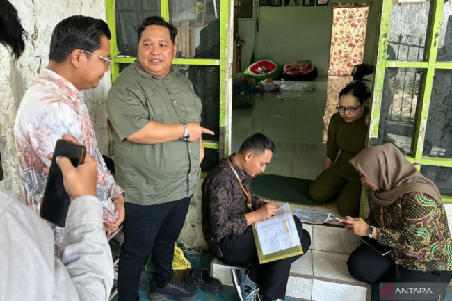 Anggota Badan Pengawas Pemilu Kalimantan Selatan Akhmad Mukhlis (kedua kiri) bersama Ketua Bawaslu Banjarmasin Muhammad Fachrizanoor (kiri) menyaksikan pelaksanaan pemutakhiran data pemilih berkelanjutan di Kota Banjarmasin, Kalsel, Kamis (9/10/2025). (ANTARA/Rio Feisal)