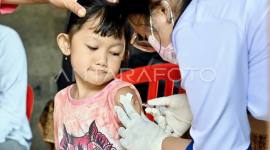 Foto Ilustrasi - Petugas kesehatan menyuntikkan vaksin campak kepada anak saat imunisasi campak massal gratis di kawasan Wanasari, Denpasar, Bali, Rabu (8/10/2025). (ANTARA FOTO/Fikri Yusuf)
