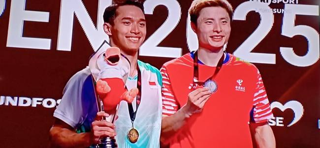 Jonatan Christie juara Denmark Open 2025 setelah menundukan Si Yu Qi dalam final Denmark Open 2025. (Foto: Srcreenshot TVRISport/SI/Utha)