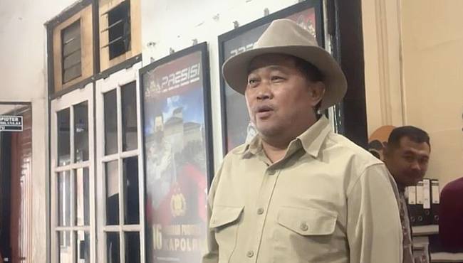 Ketua MAKI Boyamin Saiman usai memenuhi panggilan penyidik Polres Hulu Sungai Selatan (HSS), Jumat (31/10/2025). (Foto: detikKalimantan/Khairun Nisa)