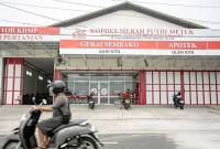 Ilustrasi-Pengendara sepeda motor melintas di depan Koperasi Desa (Kopdes) Merah Putih Metuk, Mojosongo, Boyolali, Jawa Tengah, Selasa (28/10/2025) . (ANTARA FOTO/MOHAMMAD AYUDHA)

