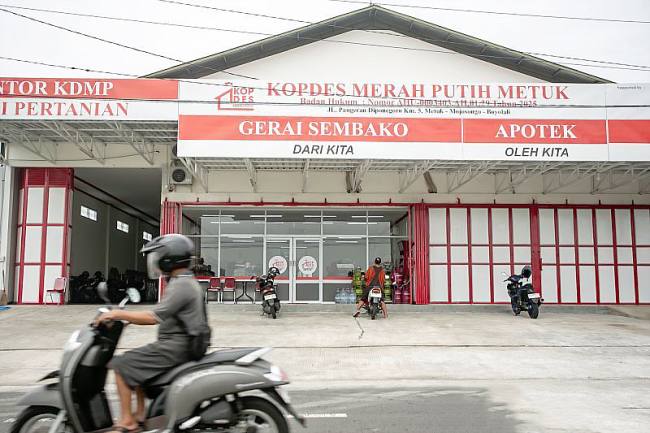 Ilustrasi-Pengendara sepeda motor melintas di depan Koperasi Desa (Kopdes) Merah Putih Metuk, Mojosongo, Boyolali, Jawa Tengah, Selasa (28/10/2025) . (ANTARA FOTO/MOHAMMAD AYUDHA)

