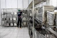 Pekerja merapihkan omprengan saat peresmian Dapur SPPG Gunung Tandala, Kawalu, Kota Tasikmalaya, Jawa Barat, Selasa (14/10/2025). Pemerintah Provinsi Jawa Barat mencatat dari 2.131 dapur umum di wilayahnya, baru 17 yang telah memiliki Sertifikat Laik Higiene Sanitasi (SLHS). (ANTARA FOTO/Adeng Bustomi)