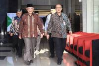 Menteri Haji dan Umrah Mochamad Irfan Yusuf (kiri) berjalan didampingi Sekretaris Jenderal KPK Cahya Hardianto Harefa (kanan) usai melakukan pertemuan dengan KPK terkait pencegahan korupsi di Gedung Merah Putih, Jakarta, Jumat (3/10/2025). (ANTARA FOTO/Reno Esnir)