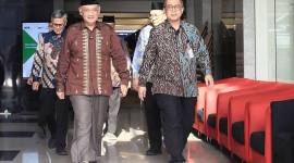 Menteri Haji dan Umrah Mochamad Irfan Yusuf (kiri) berjalan didampingi Sekretaris Jenderal KPK Cahya Hardianto Harefa (kanan) usai melakukan pertemuan dengan KPK terkait pencegahan korupsi di Gedung Merah Putih, Jakarta, Jumat (3/10/2025). (ANTARA FOTO/Reno Esnir)