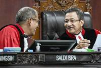 Ketua Mahkamah Konstitusi (MK) Suhartoyo (kanan) berbincang dengan Wakil Ketua MK Saldi Isra (kiri) saat memimpin sidang putusan di Gedung Mahkamah Konstitusi, Jakarta, Kamis (16/10/2025).(ANTARA FOTO/FAUZAN)

