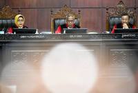 Ketua Mahkamah Konstitusi (MK) Suhartoyo (kanan) bersama Wakil Ketua MK Saldi Isra (tengah) dan anggota Majelis Hakim MK Enny Nurbaningsih (kiri) memimpin sidang putusan di Gedung Mahkamah Konstitusi, Jakarta, Kamis (16/10/2025). (ANTARA FOTO/FAUZAN)