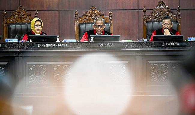 Ketua Mahkamah Konstitusi (MK) Suhartoyo (kanan) bersama Wakil Ketua MK Saldi Isra (tengah) dan anggota Majelis Hakim MK Enny Nurbaningsih (kiri) memimpin sidang putusan di Gedung Mahkamah Konstitusi, Jakarta, Kamis (16/10/2025). (ANTARA FOTO/FAUZAN)