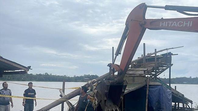 Penambangan emas tanpa izin (PETI) di Belitang dibongkar anggota Polres Sekadau. (Foto: DOK Polres Sekadau)