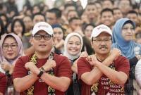 
Mensos Saifullah Yusuf (kanan) didampingi Wakil Gubernur Kalimantan Timur Seno Aji (kiri) berfoto bersama dengan guru dan siswa saat peresmian Sekolah Garuda Transformasi di SMAN 10 Samarinda, Kalimantan Timur, Rabu (8/10/2025). (ANTARA FOTO/M Risyal Hidayat)