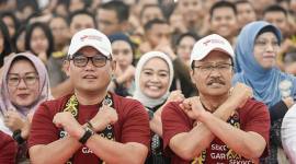 
Mensos Saifullah Yusuf (kanan) didampingi Wakil Gubernur Kalimantan Timur Seno Aji (kiri) berfoto bersama dengan guru dan siswa saat peresmian Sekolah Garuda Transformasi di SMAN 10 Samarinda, Kalimantan Timur, Rabu (8/10/2025). (ANTARA FOTO/M Risyal Hidayat)