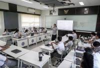 Siswa mengikuti kegiatan belajar mengajar di SMA Pradita Dirgantara, Boyolali, Jawa Tengah, Selasa (7/10/2025). (ANTARA FOTO/Mohammad Ayudha)
