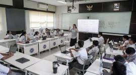 Siswa mengikuti kegiatan belajar mengajar di SMA Pradita Dirgantara, Boyolali, Jawa Tengah, Selasa (7/10/2025). (ANTARA FOTO/Mohammad Ayudha)
