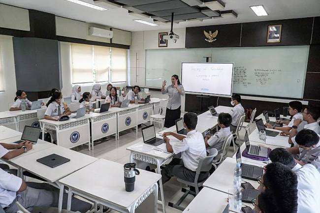 Siswa mengikuti kegiatan belajar mengajar di SMA Pradita Dirgantara, Boyolali, Jawa Tengah, Selasa (7/10/2025). (ANTARA FOTO/Mohammad Ayudha)
