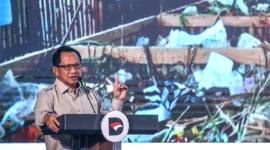 Menteri Dalam Negeri Tito Karnavian menyampaikan paparan saat Rapat Koordinasi Nasional di Wisma Danantara, Jakarta, Selasa (30/9/2025). (ANTARA FOTO/Asprilla Dwi Adha)