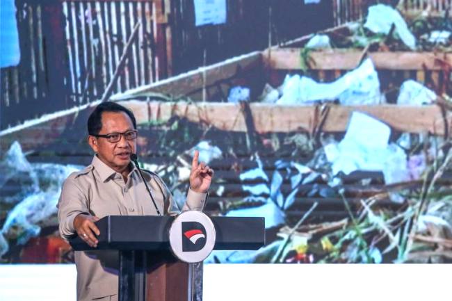 Menteri Dalam Negeri Tito Karnavian menyampaikan paparan saat Rapat Koordinasi Nasional di Wisma Danantara, Jakarta, Selasa (30/9/2025). (ANTARA FOTO/Asprilla Dwi Adha)