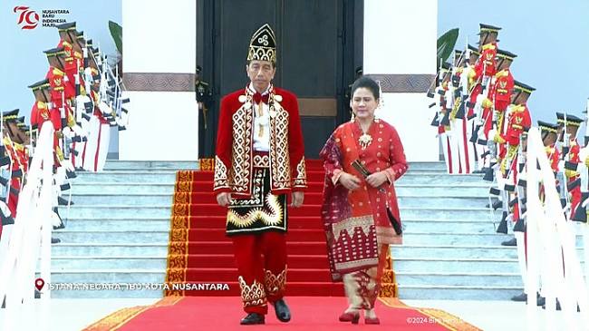 Mantan Presiden ke-7 RI Joko Widodo saat mengenakan pakaian adat Banjar, Baamar Galung Pancar Matahari. (Foto: Screenshot @YouTube Sekretariat Presiden)