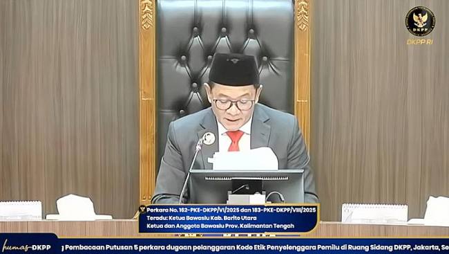 Sidang DKPP RI menjatuhkan peringatan keras ke Bawaslu Kalteng. (Foto: Dok DKPP RI)