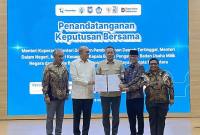 (Kiri ke kanan) Direktur Jenderal Perimbangan Keuangan Kementerian Keuangan Askolani, CEO Badan Pengelola Investasi (BPI) Danantara Rosan Roeslani, Menteri Koperasi Ferry Juliantono, Menteri Desa dan Pembangunan Daerah Tertinggal Yandri Susanto, dan Wakil Menteri Dalam Negeri Ribka Haluk berfoto bersama, usai penandatangan surat keputusan bersama (SKB) tentang percepatan pembangunan fisik dan operasional gerai dan pergudangan Koperasi Desa/Kelurahan Merah Putih, di Jakarta, Kamis (9/10/2025). (ANTARA/Shofi Ayudiana)