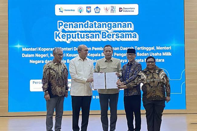 (Kiri ke kanan) Direktur Jenderal Perimbangan Keuangan Kementerian Keuangan Askolani, CEO Badan Pengelola Investasi (BPI) Danantara Rosan Roeslani, Menteri Koperasi Ferry Juliantono, Menteri Desa dan Pembangunan Daerah Tertinggal Yandri Susanto, dan Wakil Menteri Dalam Negeri Ribka Haluk berfoto bersama, usai penandatangan surat keputusan bersama (SKB) tentang percepatan pembangunan fisik dan operasional gerai dan pergudangan Koperasi Desa/Kelurahan Merah Putih, di Jakarta, Kamis (9/10/2025). (ANTARA/Shofi Ayudiana)

