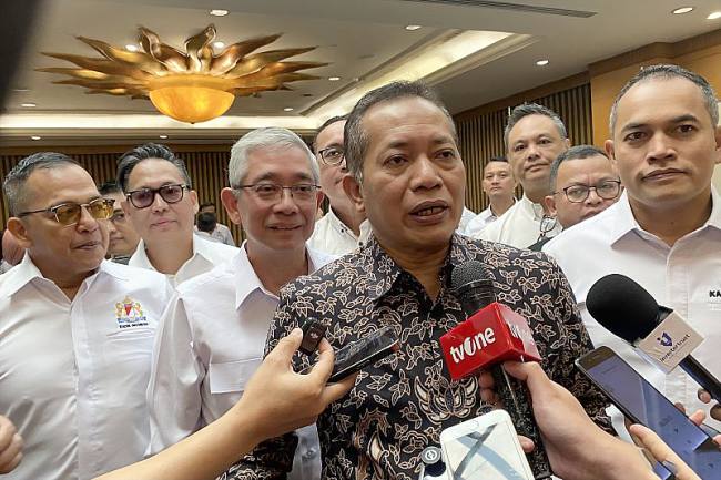 Menteri Koperasi Ferry Juliantono menjawab pertanyaan wartawan setelah menghadiri acara Monthly Economic Diplomacy Breakfast (K-MED) yang digelar Kadin Indonesia di Jakarta, Jumat (10/10/2025). (ANTARA/Shofi Ayudiana)
