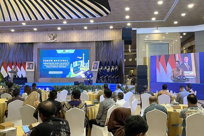 Menteri Hukum Supratman Andi Agtas menyampaikan sambutan saat peluncuran aplikasi layanan sistem verifikasi pemilik manfaat di Jakarta, Senin (6/10/2025). (ANTARA/Fath P Mulya)
