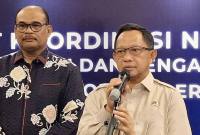 Menteri Dalam Negeri Tito Karnavian (tengah) memberikan keterangan kepada wartawan usai menghadiri Rapat Koordinasi Nasional Pembinaan dan Pengawasan Tahun 2025 Inspektorat Jenderal (Itjen) Kementerian Dalam Negeri di Jakarta, Kamis (9/10/2025). (ANTARA/Fianda S Rassat)