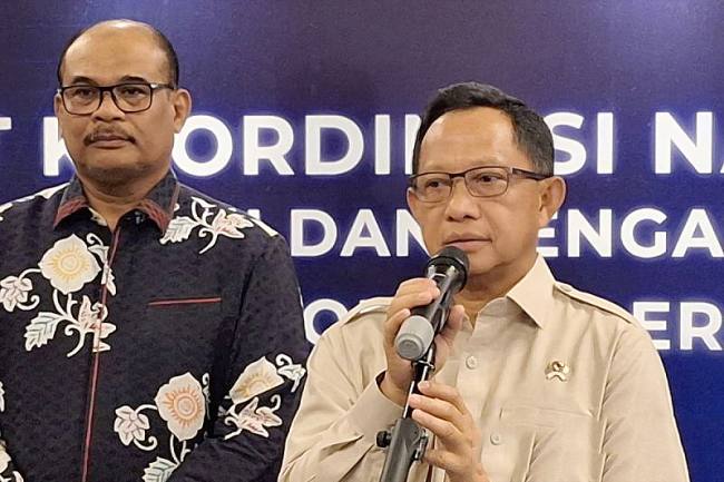 Menteri Dalam Negeri Tito Karnavian (tengah) memberikan keterangan kepada wartawan usai menghadiri Rapat Koordinasi Nasional Pembinaan dan Pengawasan Tahun 2025 Inspektorat Jenderal (Itjen) Kementerian Dalam Negeri di Jakarta, Kamis (9/10/2025). (ANTARA/Fianda S Rassat)