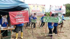 Para peserta pelatihan kebencanaan mengikuti simulasi saat pembentukan kampung siaga bencana di Desa Kayu Rabah, Kecamatan Pandawan, Kabupaten Hulu Sungai Tengah, Kalimantan Selatan, beberapa waktu waktu lalu. (Foto: SI/MC Kalsel)