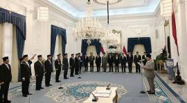 Presiden RI Prabowo Subianto (kanan) dalam acara pelantikan anggota Komite Reformasi Polri di Istana Merdeka, Jakarta, Jumat (7/11/2025). (ANTARA/Fathur Rochman)