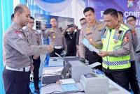 Kepala Korps Lalu Lintas (Kakorlantas) Polri Irjen Pol Agus Suryonugroho (kanan) meninjau peralatan ETLE dalam konferensi pers Revitalisasi ETLE Nasional di Polresta Sidoarjo, Sidoarjo, Jawa Timur, Senin (20/10/2025). (Dok Korlantas Polri)