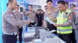 Kepala Korps Lalu Lintas (Kakorlantas) Polri Irjen Pol Agus Suryonugroho (kanan) meninjau peralatan ETLE dalam konferensi pers Revitalisasi ETLE Nasional di Polresta Sidoarjo, Sidoarjo, Jawa Timur, Senin (20/10/2025). (Dok Korlantas Polri)