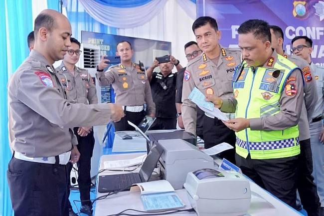 Kepala Korps Lalu Lintas (Kakorlantas) Polri Irjen Pol Agus Suryonugroho (kanan) meninjau peralatan ETLE dalam konferensi pers Revitalisasi ETLE Nasional di Polresta Sidoarjo, Sidoarjo, Jawa Timur, Senin (20/10/2025). (Dok Korlantas Polri)