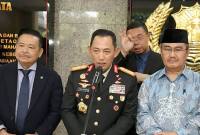 
Kapolri Jenderal Pol Listyo Sigit Prabowo (tengah) memberikan keterangan pers di Gedung Mabes Polri, Jakarta, Senin (10/11/2025). (Divisi Humas Polri)