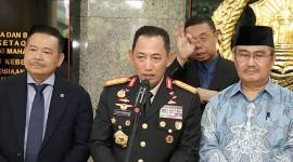 
Kapolri Jenderal Pol Listyo Sigit Prabowo (tengah) memberikan keterangan pers di Gedung Mabes Polri, Jakarta, Senin (10/11/2025). (Divisi Humas Polri)
