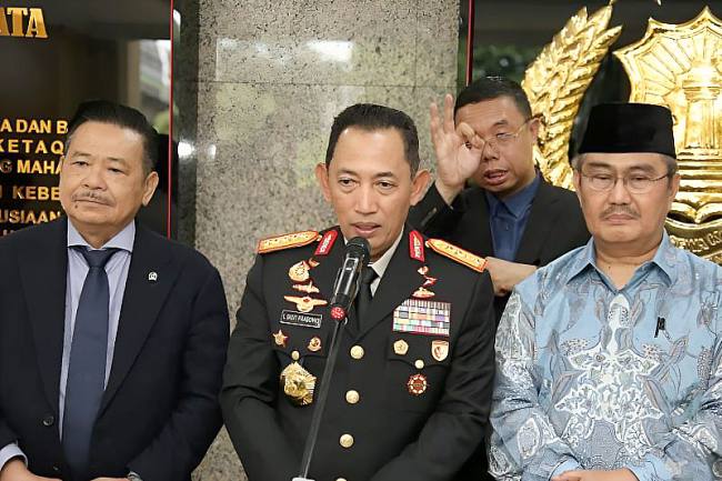 
Kapolri Jenderal Pol Listyo Sigit Prabowo (tengah) memberikan keterangan pers di Gedung Mabes Polri, Jakarta, Senin (10/11/2025). (Divisi Humas Polri)