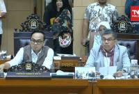 Wakil Ketua Komisi III DPR RI Rano Alfath (kiri) dan anggota Komisi III DPR RI Hinca Panjaitan (kanan) berbicara dalam rapat antara Komisi III DPR RI dengan Korlantas Polri di Gedung Parlemen, Jakarta, Kamis (27/11/2025). (Screenshot: @YouTube DPR RI)