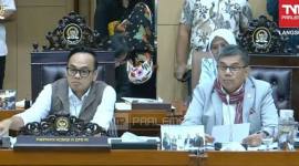 Wakil Ketua Komisi III DPR RI Rano Alfath (kiri) dan anggota Komisi III DPR RI Hinca Panjaitan (kanan) berbicara dalam rapat antara Komisi III DPR RI dengan Korlantas Polri di Gedung Parlemen, Jakarta, Kamis (27/11/2025). (Screenshot: @YouTube DPR RI)