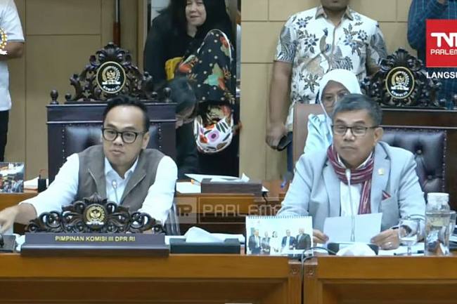 Wakil Ketua Komisi III DPR RI Rano Alfath (kiri) dan anggota Komisi III DPR RI Hinca Panjaitan (kanan) berbicara dalam rapat antara Komisi III DPR RI dengan Korlantas Polri di Gedung Parlemen, Jakarta, Kamis (27/11/2025). (Screenshot: @YouTube DPR RI)