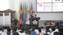 Menteri Dalam Negeri (Mendagri) Tito Karnavian memberikan orasi ilmiah pada Dies Natalis Ke-65 Universitas Sriwijaya (UNSRI) di Auditorium UNSRI, Sumatera Selatan. (Kemendagri)
