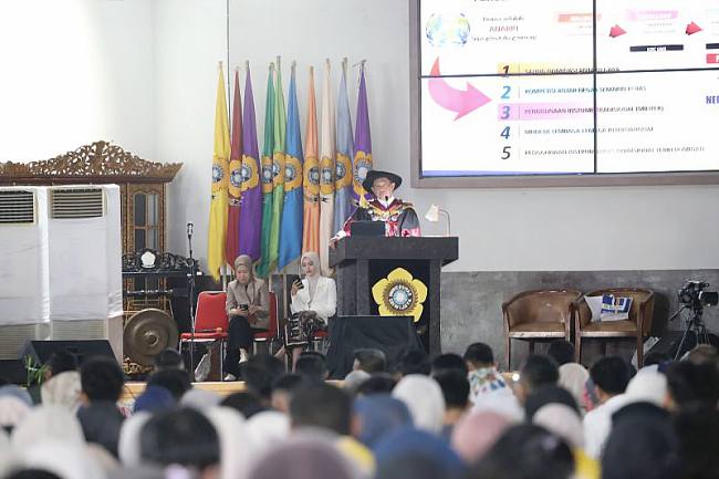 Menteri Dalam Negeri (Mendagri) Tito Karnavian memberikan orasi ilmiah pada Dies Natalis Ke-65 Universitas Sriwijaya (UNSRI) di Auditorium UNSRI, Sumatera Selatan. (Kemendagri)
