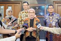 Menteri Pendayagunaan Aparatur Negara dan Reformasi Birokrasi (PAN RB) Rini Widyantini memberikan keterangan kepada wartawan di Kantor Kemenentrrian PAN RB, Jakarta, Selasa (18/11/2025). (Foto: Antara/Fianda Sjofjan R)