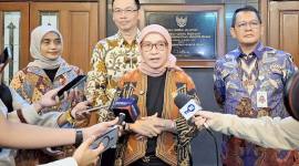 Menteri Pendayagunaan Aparatur Negara dan Reformasi Birokrasi (PAN RB) Rini Widyantini memberikan keterangan kepada wartawan di Kantor Kemenentrrian PAN RB, Jakarta, Selasa (18/11/2025). (Foto: Antara/Fianda Sjofjan R)