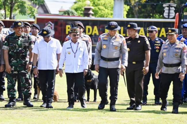Kapolda Irjen Pol Iwan Kurniawan bersama Gubernur Agustiar Sabran dan lainnya di Halaman Barigas Mapolda Kalteng, Palangka Raya, Rabu (5/11/2025). (SI/ANTARA/DOK Biro Adpim Pemprov Kalteng)