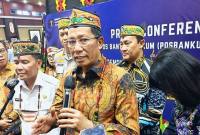 Menteri Hukum Supratman Andi Agtas didampingi Gubernur Kalteng Agustiar Sabran, di Palangka Raya, Kalteng, Kamis (6/11/2025). (ANTARA/M Arif Hidayat)